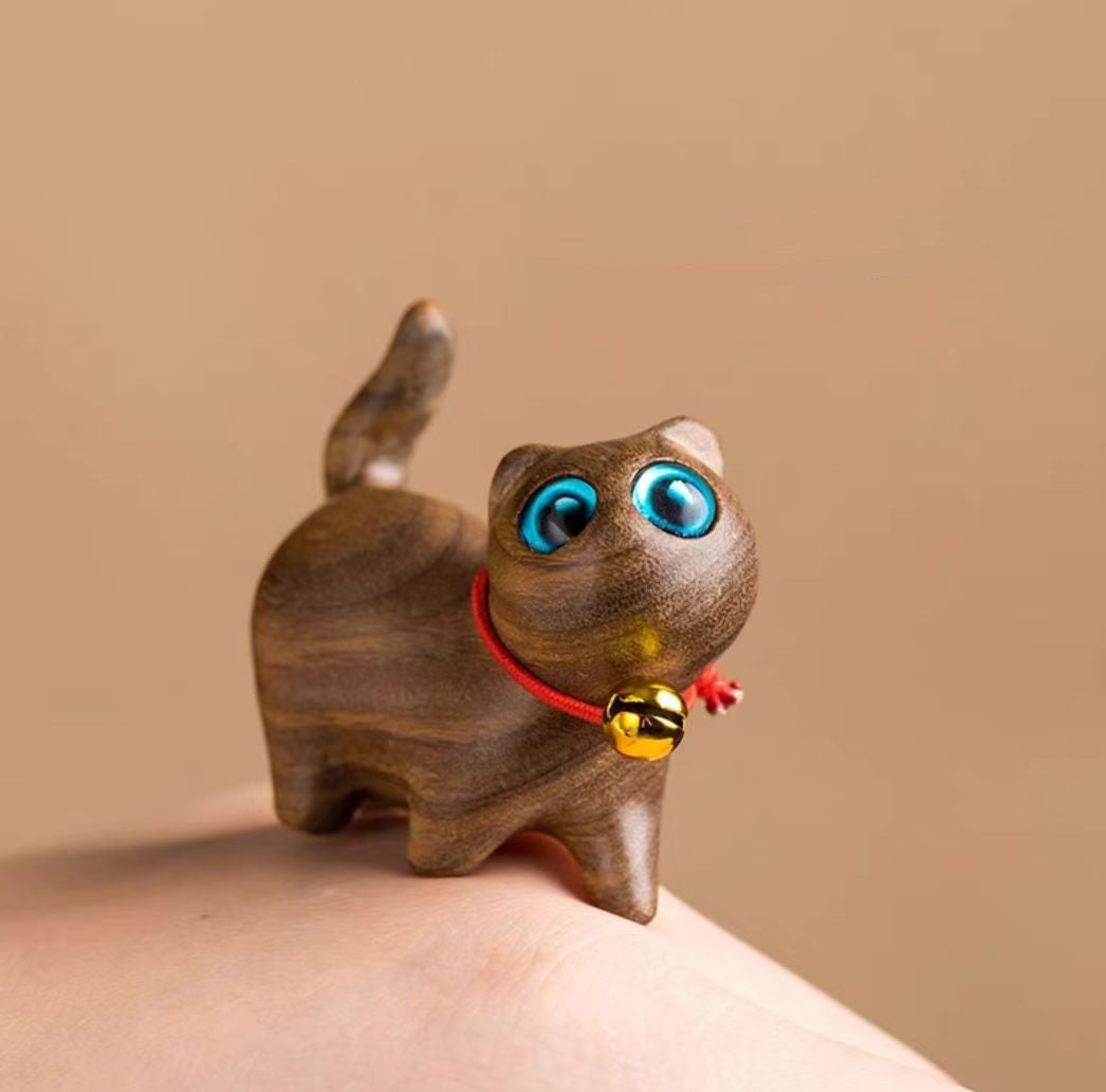 Guajac wood Head Tilt Cute Fortune Cat Decoration