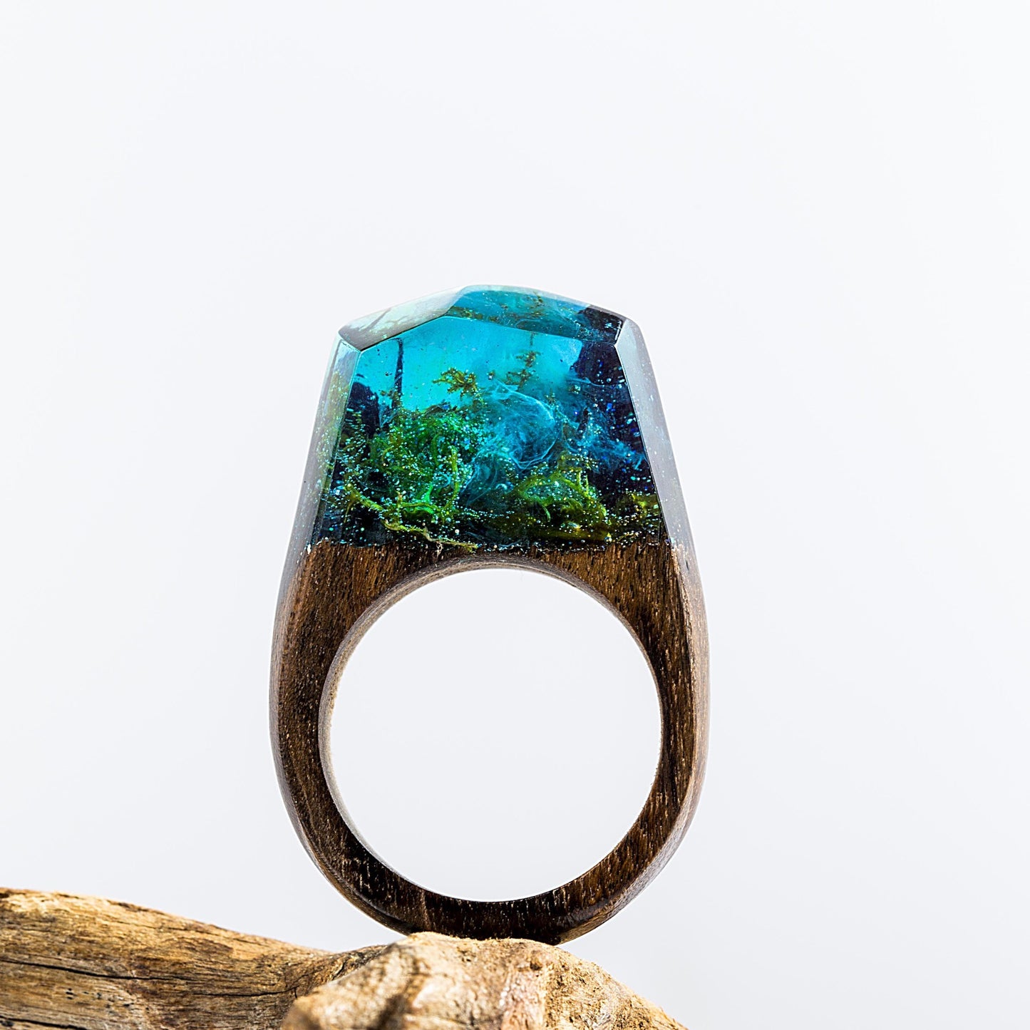 Features Resin Wood Ring